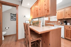 Lakefront Branson Cabin: 6 Mi to Branson Strip!