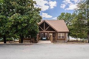 Lakefront Branson Cabin: 6 Mi to Branson Strip!