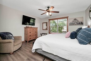 Lakefront Branson Cabin: 6 Mi to Branson Strip!