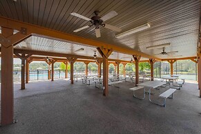 Lakefront Branson Cabin: 6 Mi to Branson Strip!