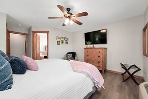 Lakefront Branson Cabin: 6 Mi to Branson Strip!