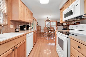Lakefront Branson Cabin: 6 Mi to Branson Strip!