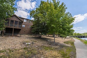 Lakefront Branson Cabin: 6 Mi to Branson Strip!