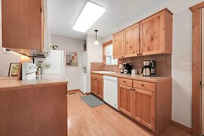 Lakefront Branson Cabin: 6 Mi to Branson Strip!