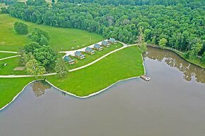 Lakefront Columbia Cabin w/ Porch & Shared Dock