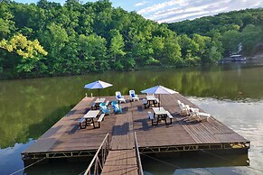Lakefront Osage Beach Home w/ Community Pool!