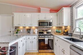 8 Mi to Beach: Lake-view Haven in Linn Creek!