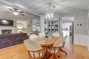 8 Mi to Beach: Lake-view Haven in Linn Creek!