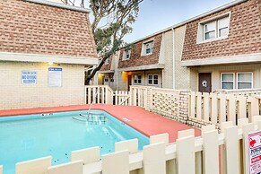 Lovely Myrtle Beach Townhome: Steps to Beach