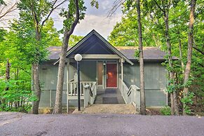 2 Decks & Pool Access: Osage Beach Retreat