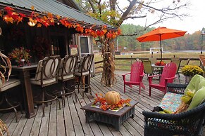 Private Getaway on 270 Acres w/ Lake: Swim & Canoe