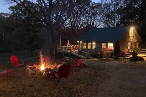 Private Getaway on 270 Acres w/ Lake: Swim & Canoe