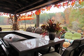 Private Getaway on 270 Acres w/ Lake: Swim & Canoe