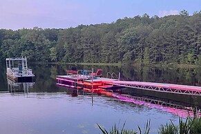 Private Getaway on 270 Acres w/ Lake: Swim & Canoe