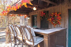 Private Getaway on 270 Acres w/ Lake: Swim & Canoe