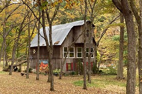 Private Getaway on 270 Acres w/ Lake: Swim & Canoe