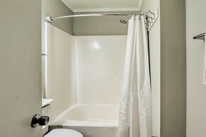 Resort Condo: Pools, Gym, Bar & Beach Access!