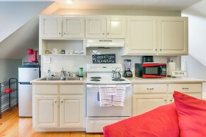 4 Mi to Dtwn: Simplistic Summerville Studio