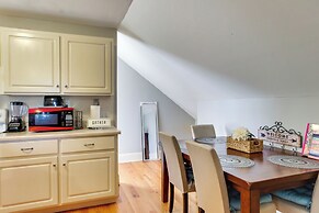 4 Mi to Dtwn: Simplistic Summerville Studio