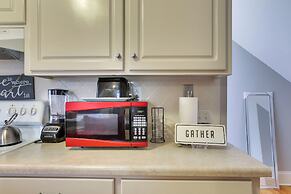 4 Mi to Dtwn: Simplistic Summerville Studio