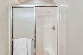 4 Mi to Dtwn: Simplistic Summerville Studio