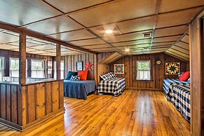 Remodeled Historic Farmhouse ~ 20 Mi to KC!