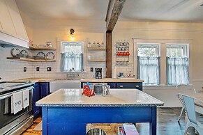 Remodeled Historic Farmhouse ~ 20 Mi to KC!