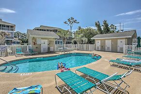 Sunny N Myrtle Condo w/ Pool < 2 Mi to Beach!