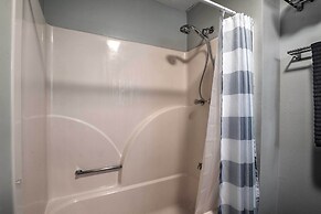 Table Rock Lake Getaway w/ Fire Pit, Deck & Grill!