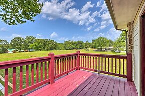 Table Rock Lake Getaway w/ Fire Pit, Deck & Grill!