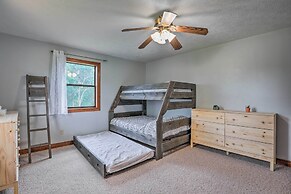 Table Rock Lake Getaway w/ Fire Pit, Deck & Grill!