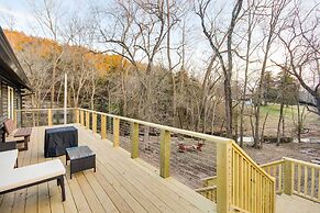 Tranquil Creekside Hideout: Families Welcome!