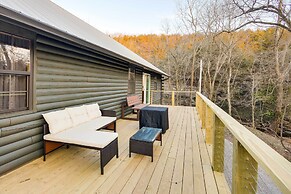 Tranquil Creekside Hideout: Families Welcome!
