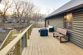 Tranquil Creekside Hideout: Families Welcome!