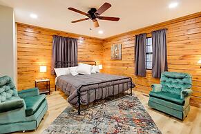 Tranquil Creekside Hideout: Families Welcome!