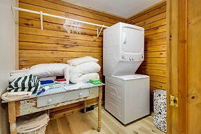 Tranquil Creekside Hideout: Families Welcome!