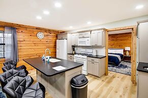 Tranquil Creekside Hideout: Families Welcome!