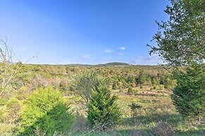 5 Mi to Marvel Cave: Ground-level Branson Apt!