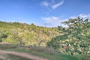 5 Mi to Marvel Cave: Ground-level Branson Apt!