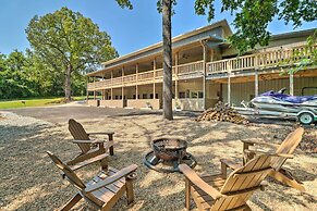Beautiful Bull Shoals Retreat w/ Lake View!