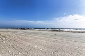 Beachfront Freeport Retreat: 16 Mi to Downtown!