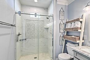 Beachfront Freeport Retreat: 16 Mi to Downtown!