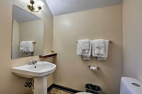 Burkesville Apt w/ Deck, Views & Pool Access!