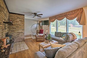 Bright Springfield Home: Walk to Nature Center!