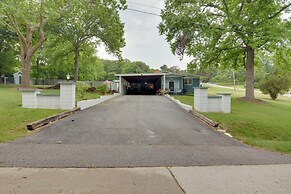 Bright Springfield Home: Walk to Nature Center!