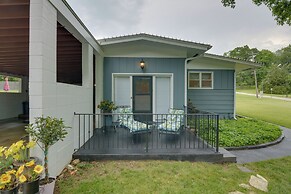 Bright Springfield Home: Walk to Nature Center!