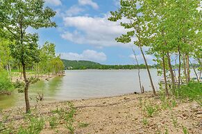 Cabin on Table Rock Lake w/ Hot Tub & Fire Pit!