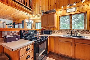 Cabin on Table Rock Lake w/ Hot Tub & Fire Pit!