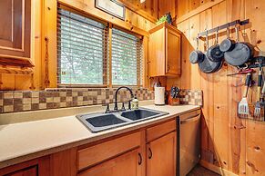 Cabin on Table Rock Lake w/ Hot Tub & Fire Pit!