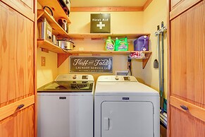 Cabin on Table Rock Lake w/ Hot Tub & Fire Pit!